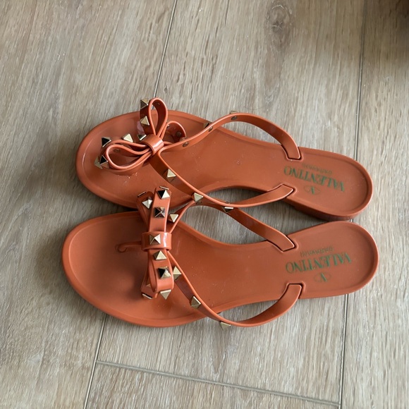 Valentino Garavani Rubber Rockstud Thongs. Gently worn. - Picture 4 of 5